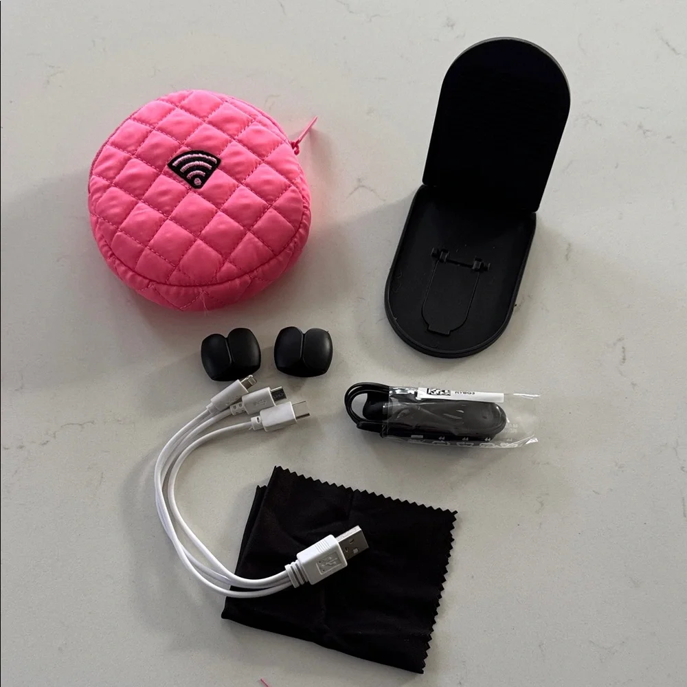 Pink Quilted Wireless Earbuds Set for traveler NWOT ✨